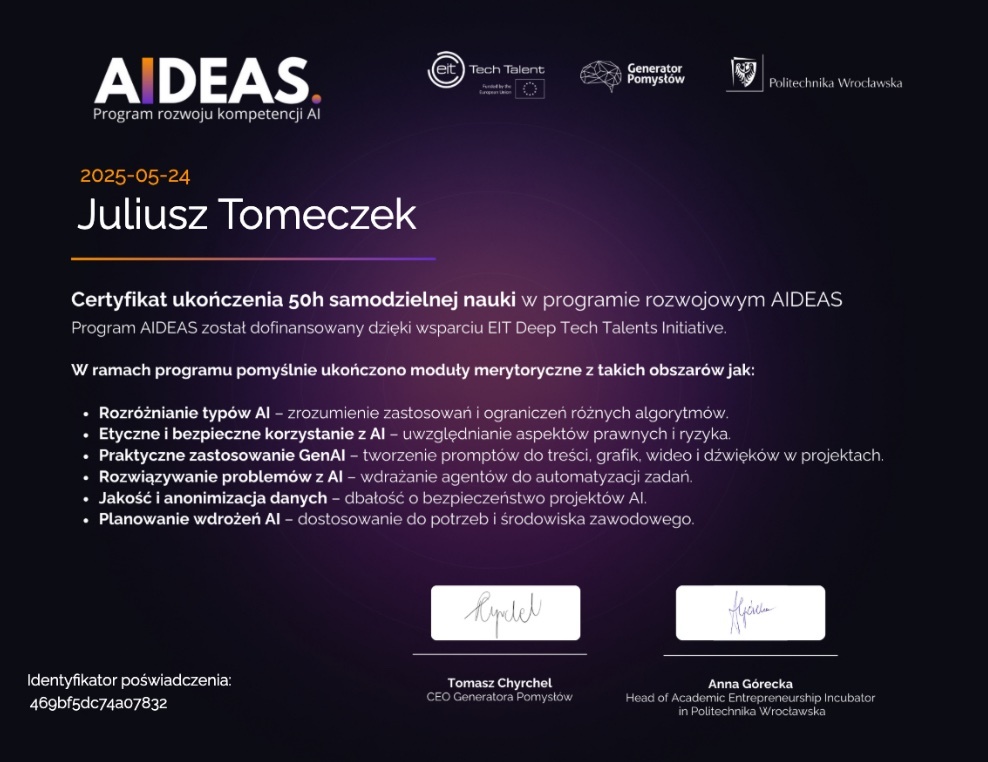 Certyfikat programu AIDEAS na ciemnym tle, datowany 24 maja 2025 roku, na nazwisko Juliusza Tomeczka. Potwierdza pięćdziesiąt godzin samodzielnej nauki i wymienia sześć ukończonych modułów, od rozróżniania typów AI po planowanie wdrożeń.