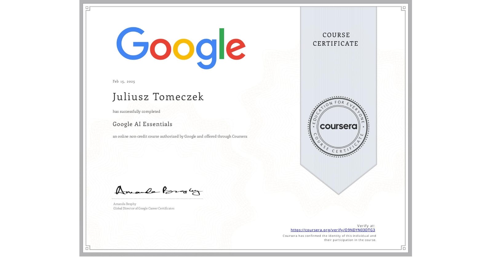Certyfikat kursu Google AI Essentials wydany przez Coursera 15 lutego 2025 roku na nazwisko Juliusza Tomeczka. Po prawej wstęga z pieczęcią Coursera, u dołu odręczny podpis oraz adres do weryfikacji dokumentu.