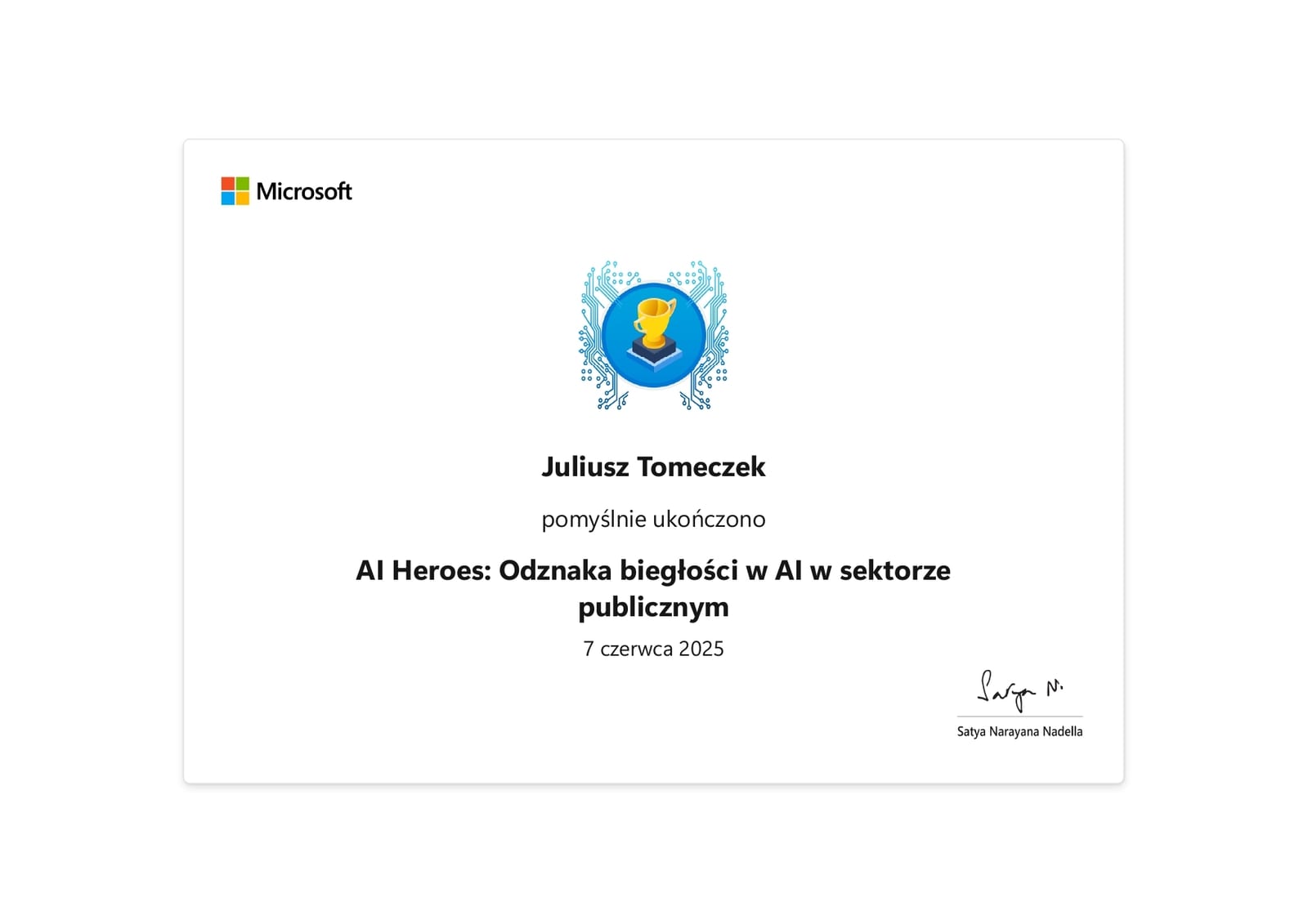 Dyplom Microsoft AI Heroes z 7 czerwca 2025 roku, potwierdzający odznakę biegłości w AI w sektorze publicznym. Nazwisko Juliusza Tomeczka stoi pod złotym pucharem w niebieskim kole, a u dołu widnieje podpis Satyi Nadelli.
